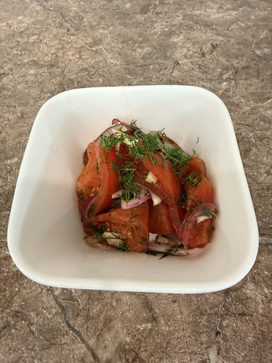 Салат с помидором и красным луком